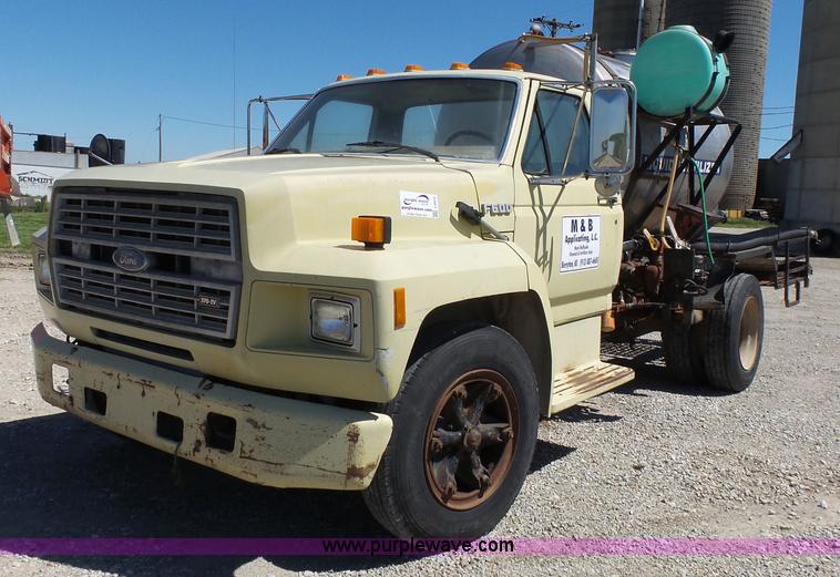 image for item J4973 1990 Ford F600 liquid fertilizer truck