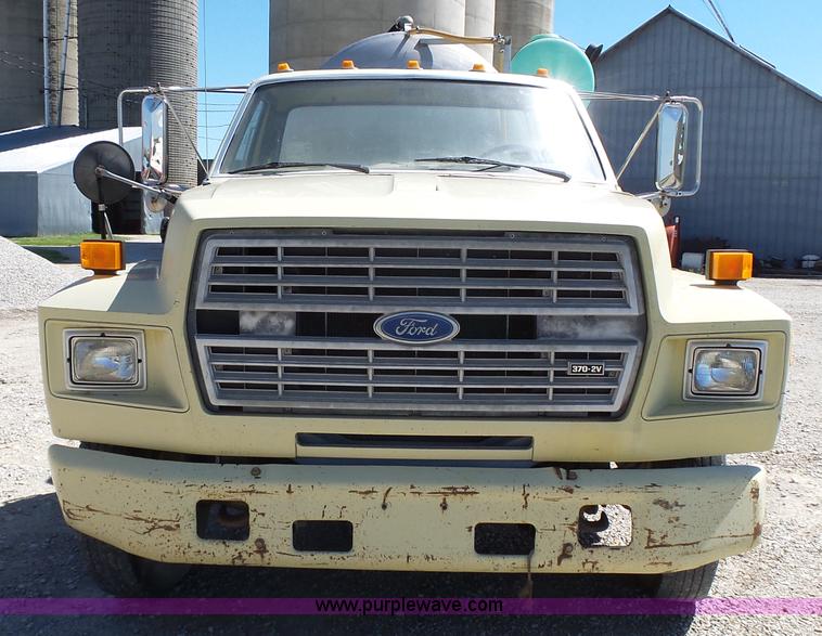 image for item J4973 1990 Ford F600 liquid fertilizer truck