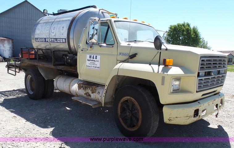 image for item J4973 1990 Ford F600 liquid fertilizer truck