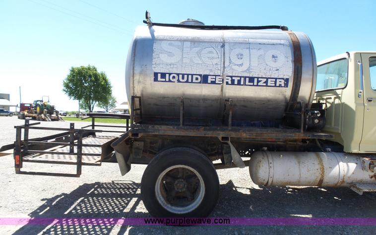 image for item J4973 1990 Ford F600 liquid fertilizer truck