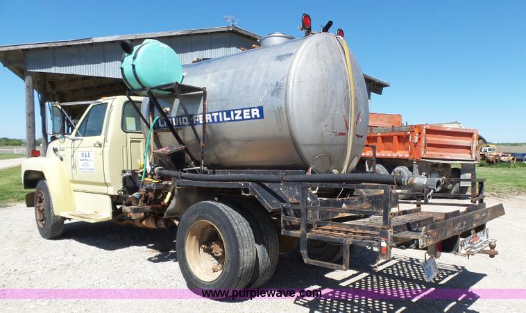 image for item J4973 1990 Ford F600 liquid fertilizer truck