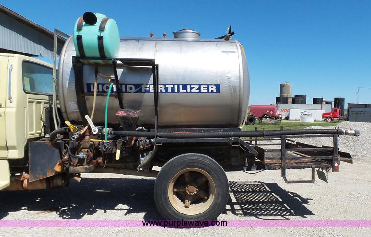image for item J4973 1990 Ford F600 liquid fertilizer truck