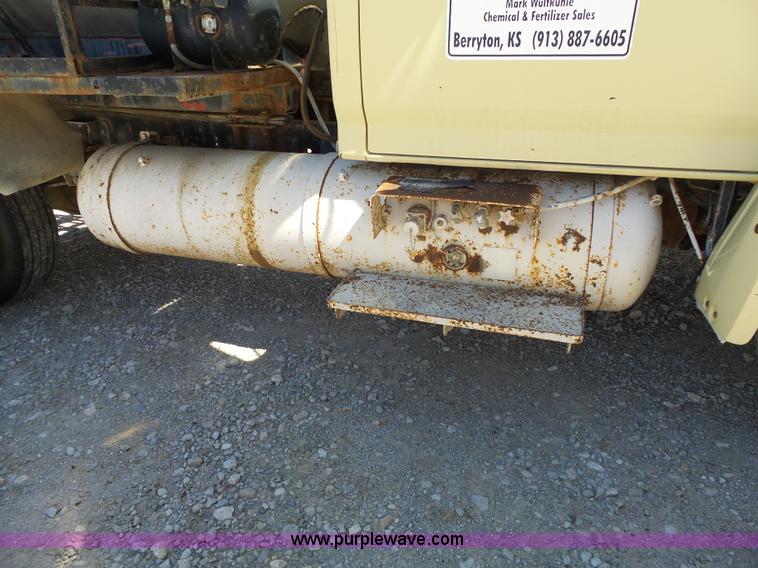 image for item J4973 1990 Ford F600 liquid fertilizer truck