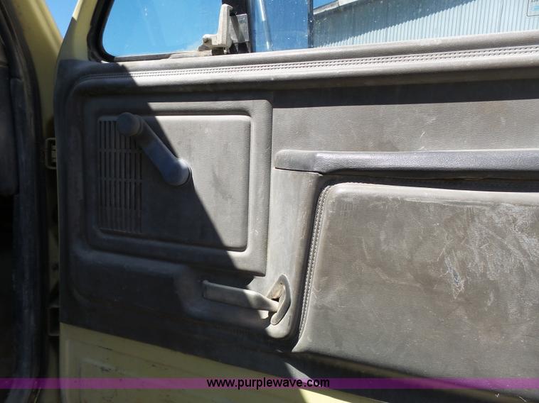 image for item J4973 1990 Ford F600 liquid fertilizer truck