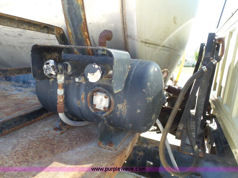 image for item J4973 1990 Ford F600 liquid fertilizer truck