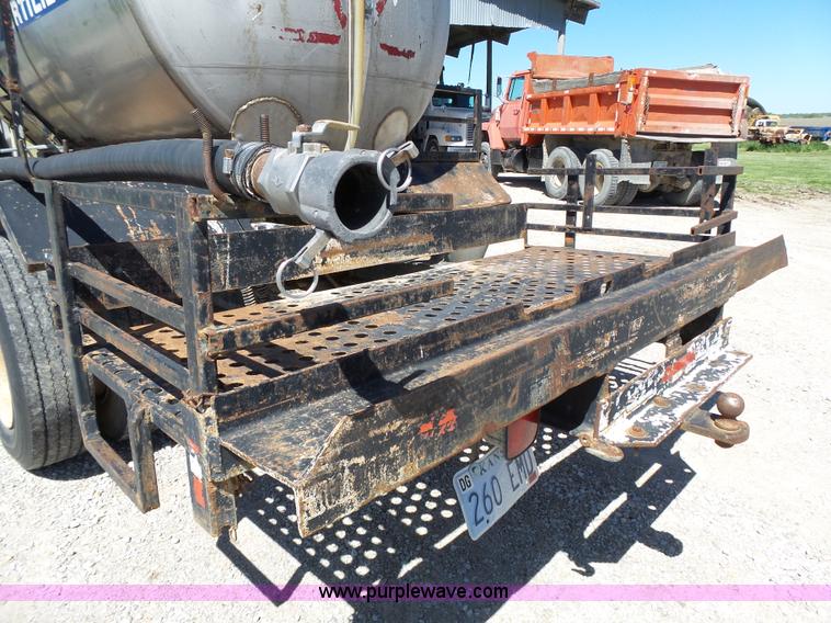 image for item J4973 1990 Ford F600 liquid fertilizer truck