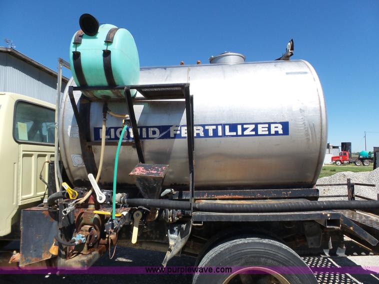 image for item J4973 1990 Ford F600 liquid fertilizer truck