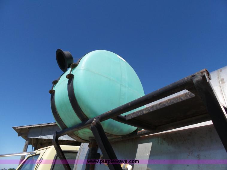 image for item J4973 1990 Ford F600 liquid fertilizer truck