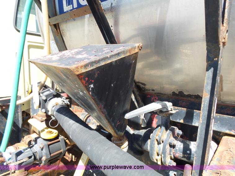 image for item J4973 1990 Ford F600 liquid fertilizer truck