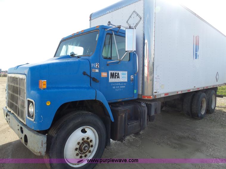 image for item K1308 1986 International F2375 box truck