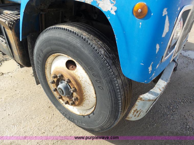 image for item K1308 1986 International F2375 box truck