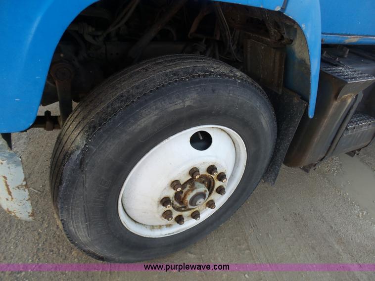 image for item K1308 1986 International F2375 box truck