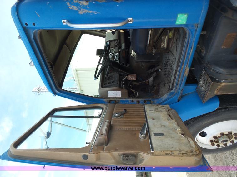 image for item K1308 1986 International F2375 box truck