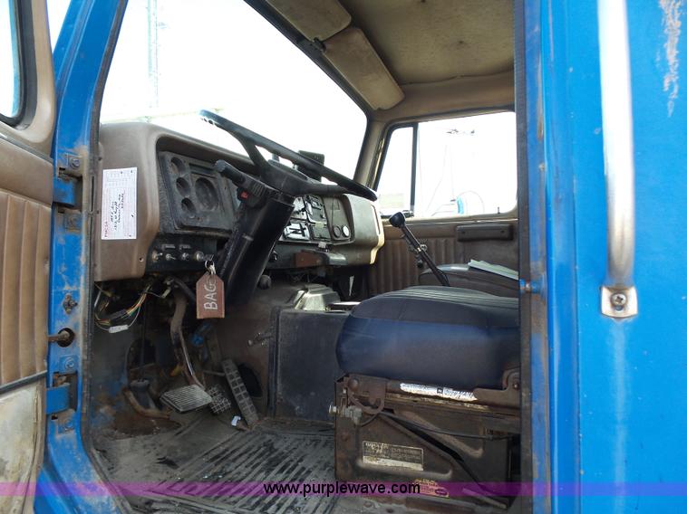 image for item K1308 1986 International F2375 box truck