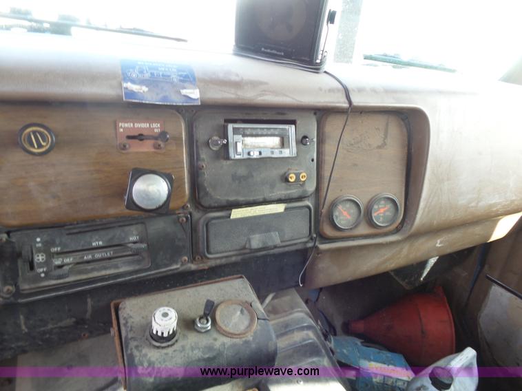 image for item K1308 1986 International F2375 box truck