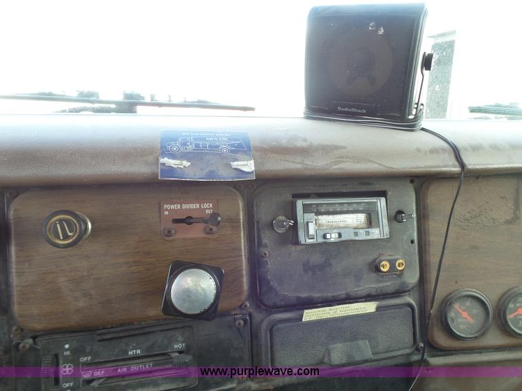 image for item K1308 1986 International F2375 box truck