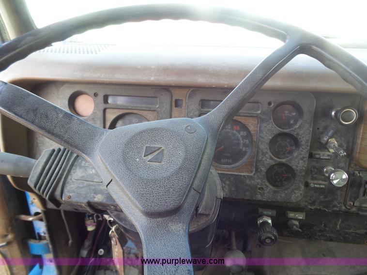 image for item K1308 1986 International F2375 box truck