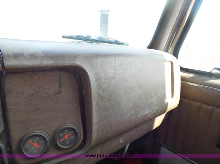 image for item K1308 1986 International F2375 box truck