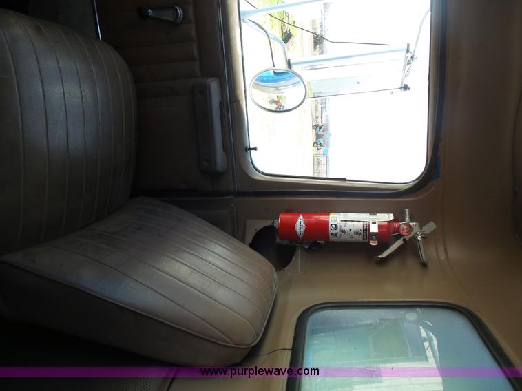 image for item K1308 1986 International F2375 box truck