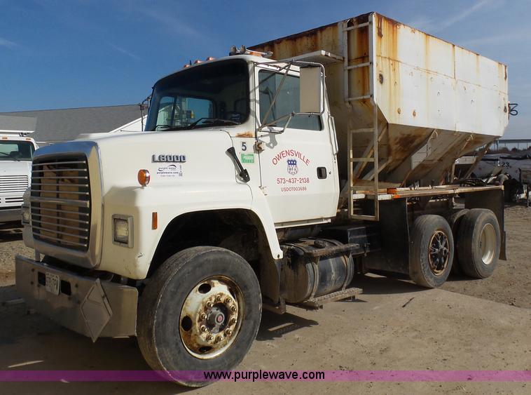 image for item K1309 1996 Ford LN8000 tender truck