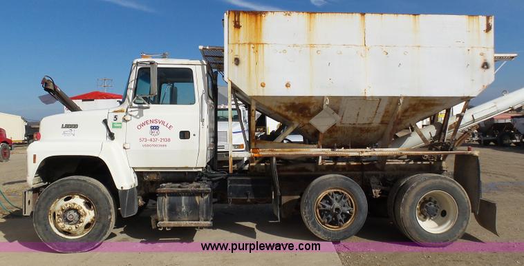 image for item K1309 1996 Ford LN8000 tender truck