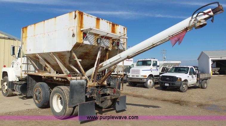 image for item K1309 1996 Ford LN8000 tender truck