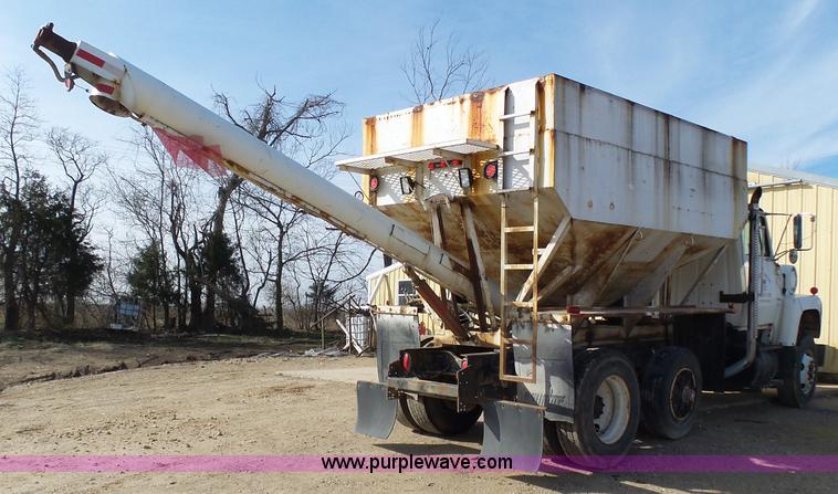 image for item K1309 1996 Ford LN8000 tender truck