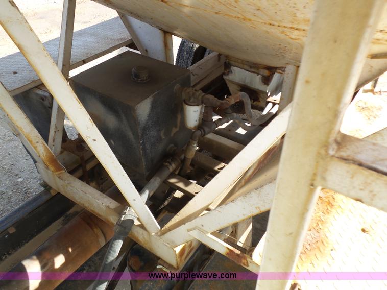 image for item K1309 1996 Ford LN8000 tender truck