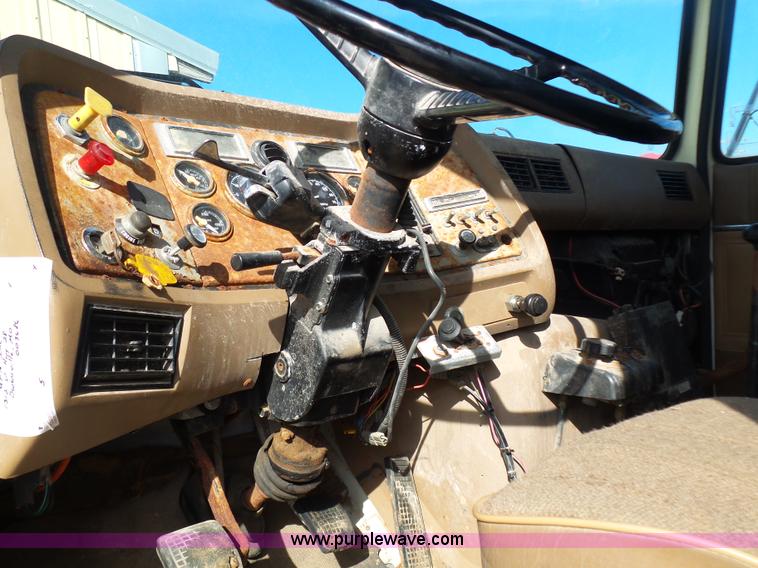 image for item K1309 1996 Ford LN8000 tender truck