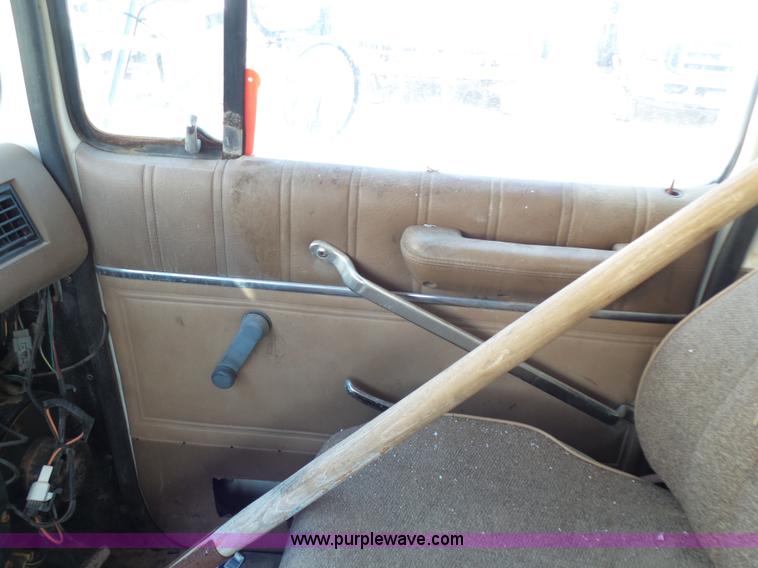 image for item K1309 1996 Ford LN8000 tender truck