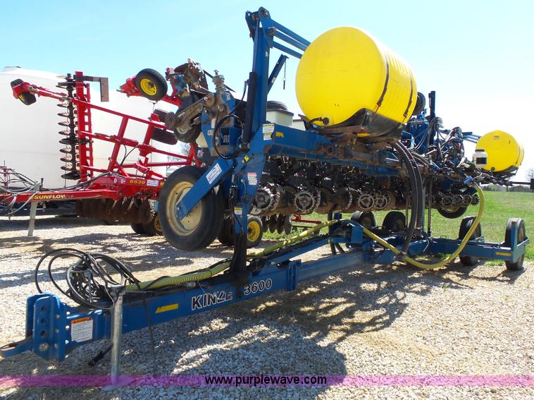 image for item K5168 2003 Kinze 3600 no-till planter