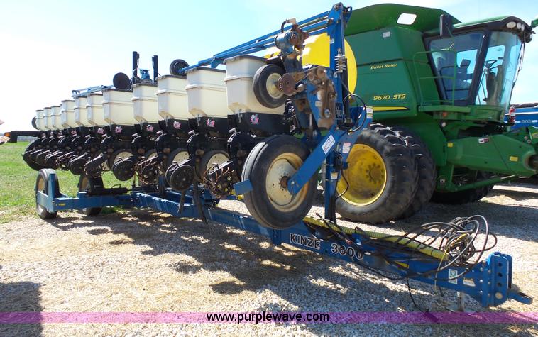 image for item K5168 2003 Kinze 3600 no-till planter