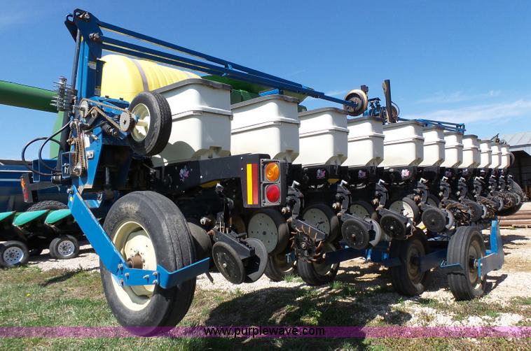 image for item K5168 2003 Kinze 3600 no-till planter