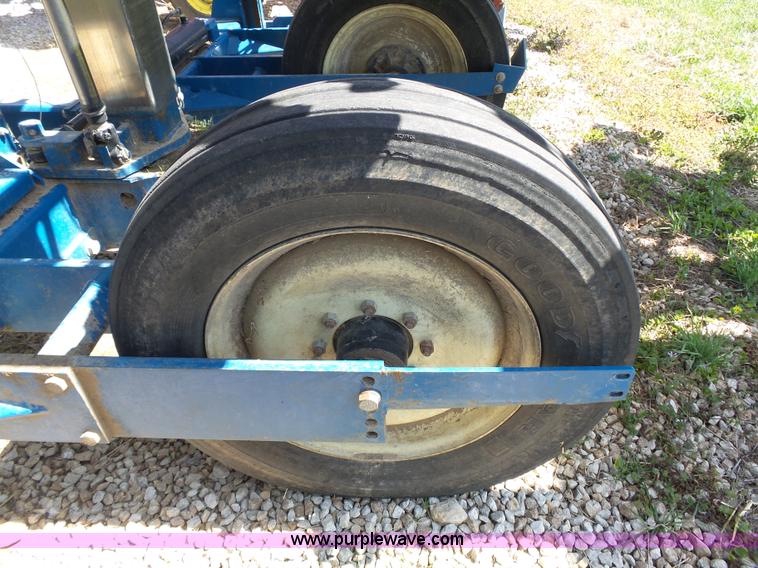 image for item K5168 2003 Kinze 3600 no-till planter