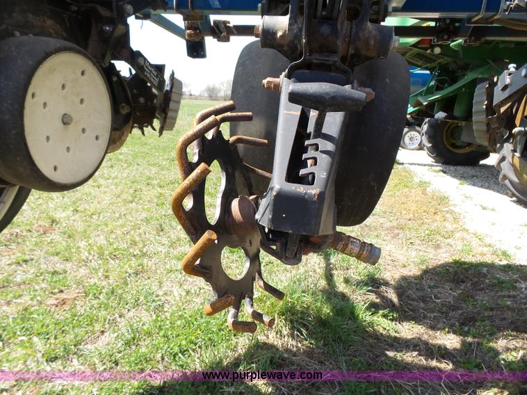 image for item K5168 2003 Kinze 3600 no-till planter