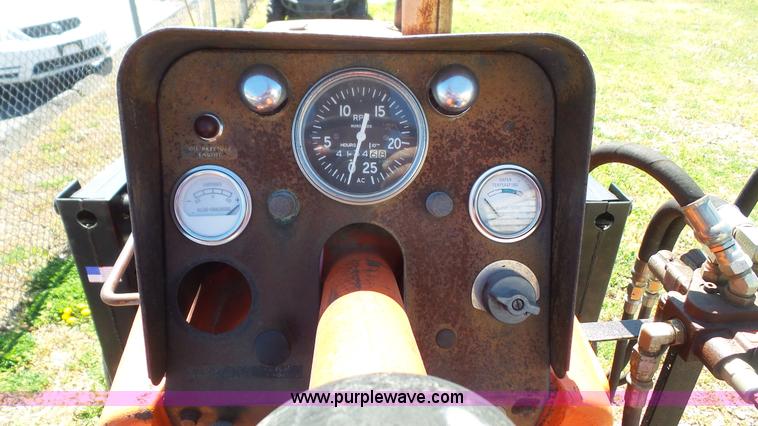 image for item K5247 1972 Allis Chalmers 200 tractor