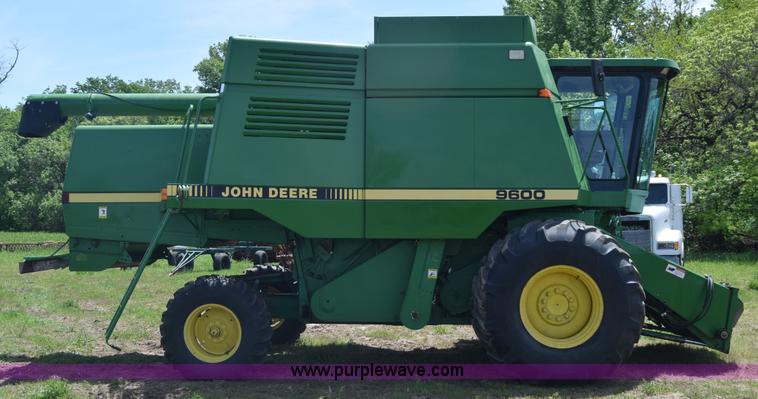 image for item K6648 1991 John Deere 9600 combine