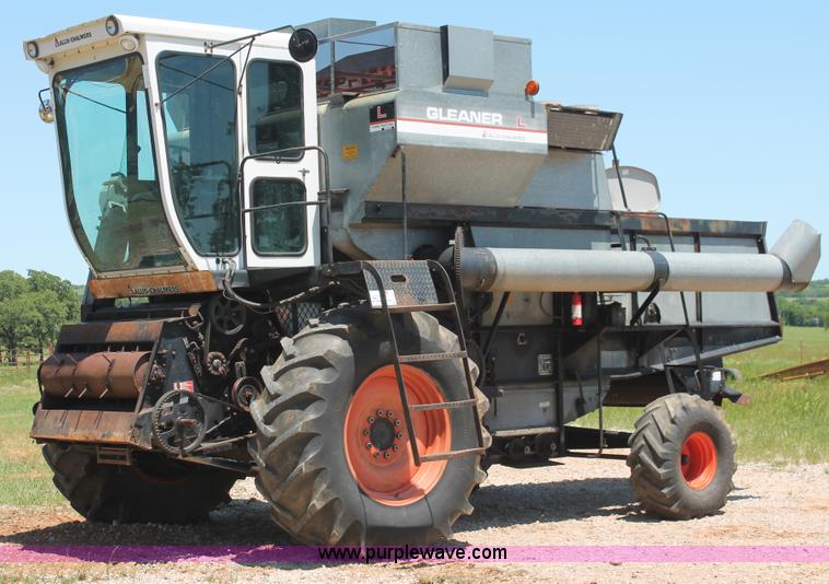 image for item K8875 1975 Gleaner L combine