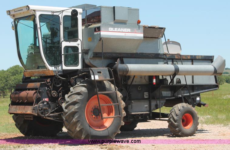 image for item K8875 1975 Gleaner L combine