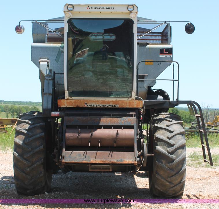 image for item K8875 1975 Gleaner L combine