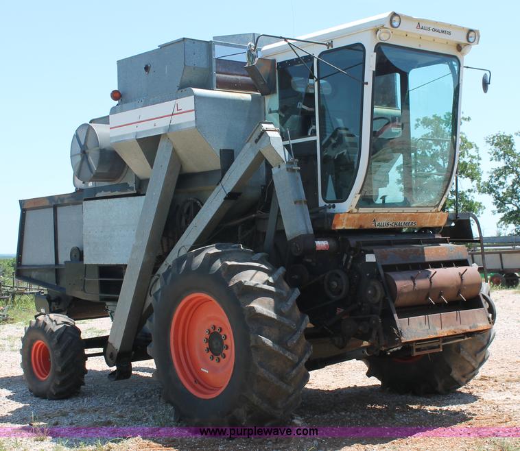 image for item K8875 1975 Gleaner L combine