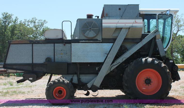 image for item K8875 1975 Gleaner L combine