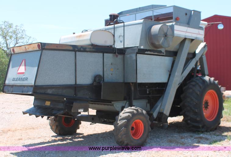 image for item K8875 1975 Gleaner L combine