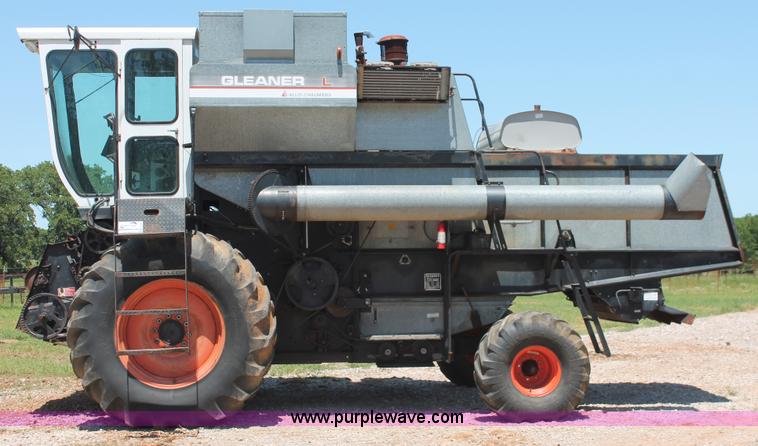 image for item K8875 1975 Gleaner L combine