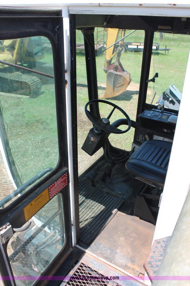 image for item K8875 1975 Gleaner L combine