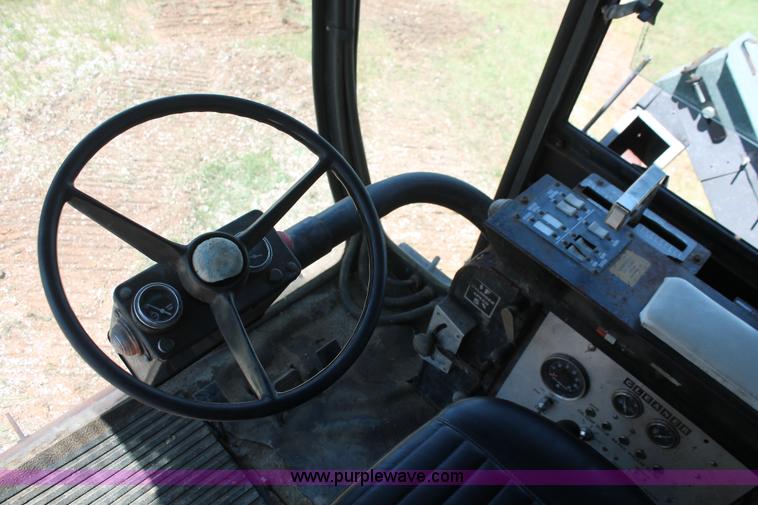 image for item K8875 1975 Gleaner L combine