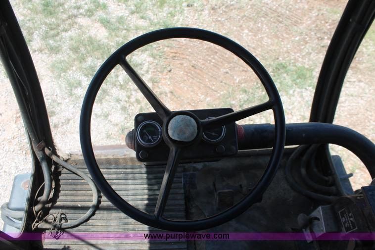 image for item K8875 1975 Gleaner L combine