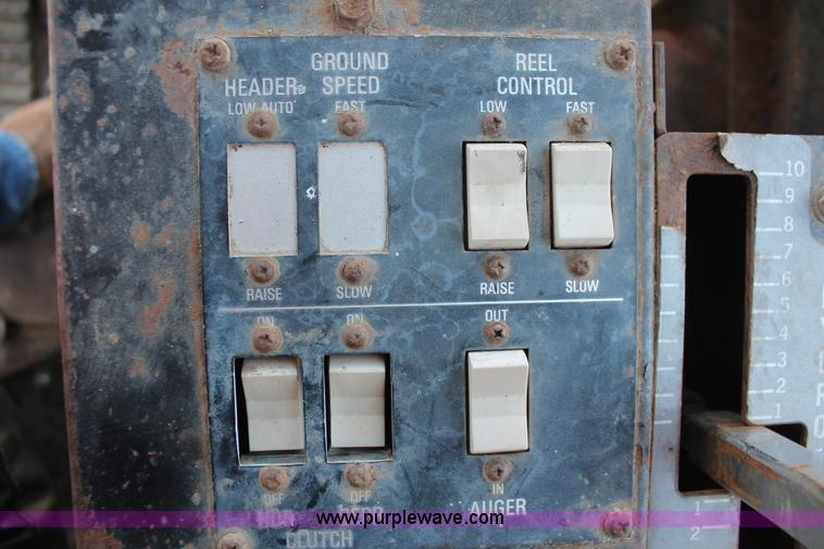 image for item K8875 1975 Gleaner L combine