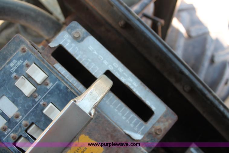 image for item K8875 1975 Gleaner L combine