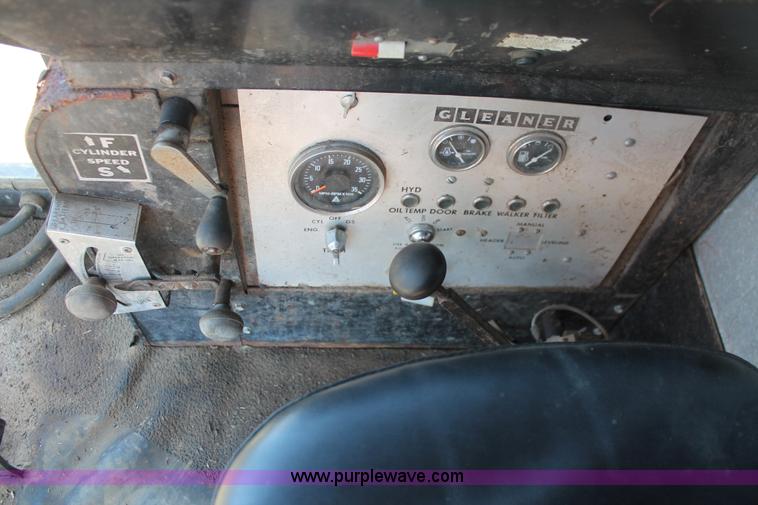 image for item K8875 1975 Gleaner L combine